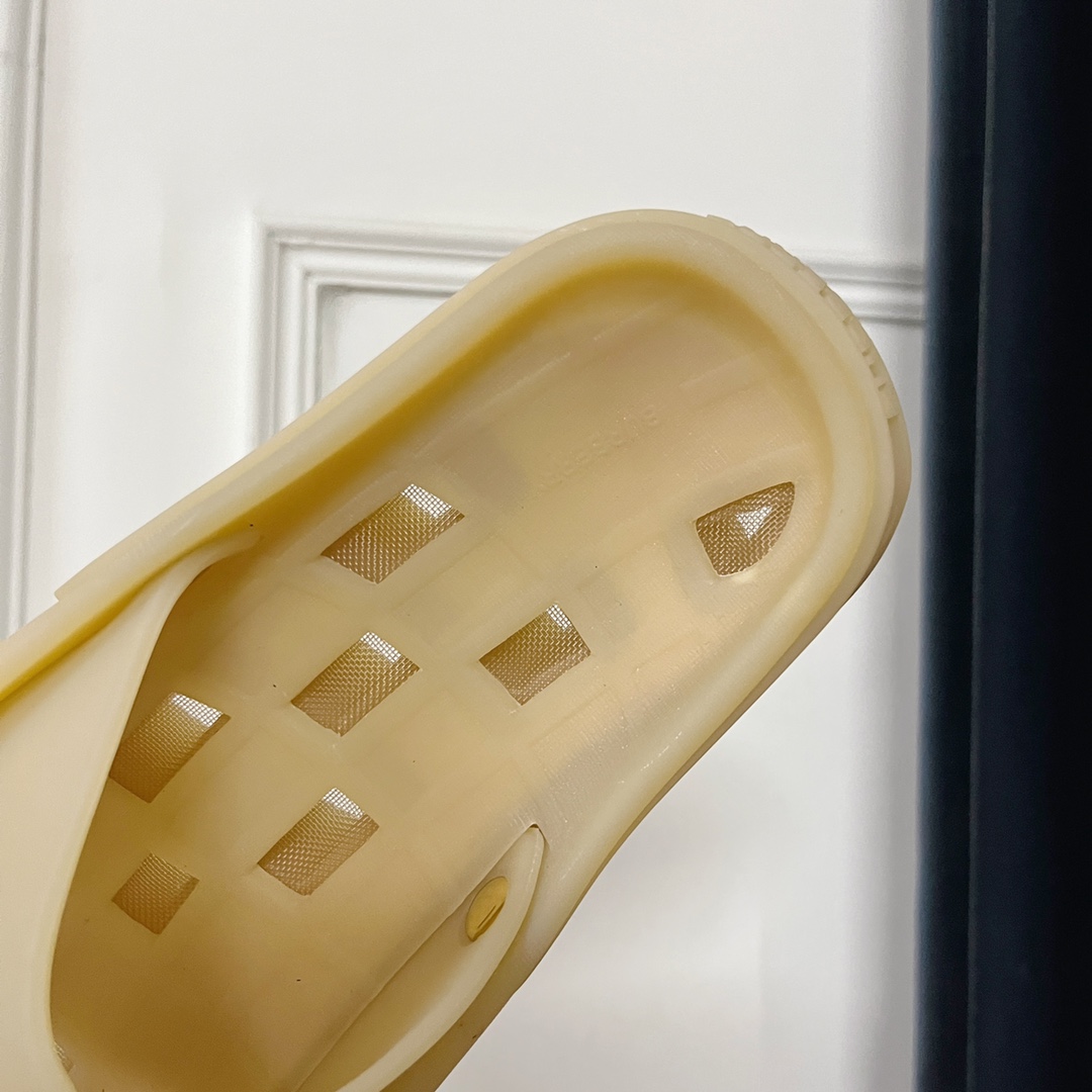 Burberry Bucklow logo slides - DopestKickz