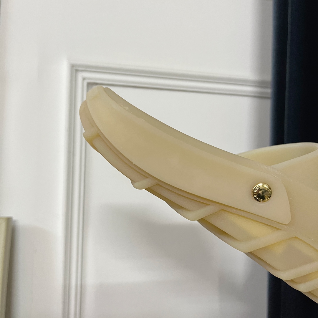 Burberry Bucklow logo slides - DopestKickz