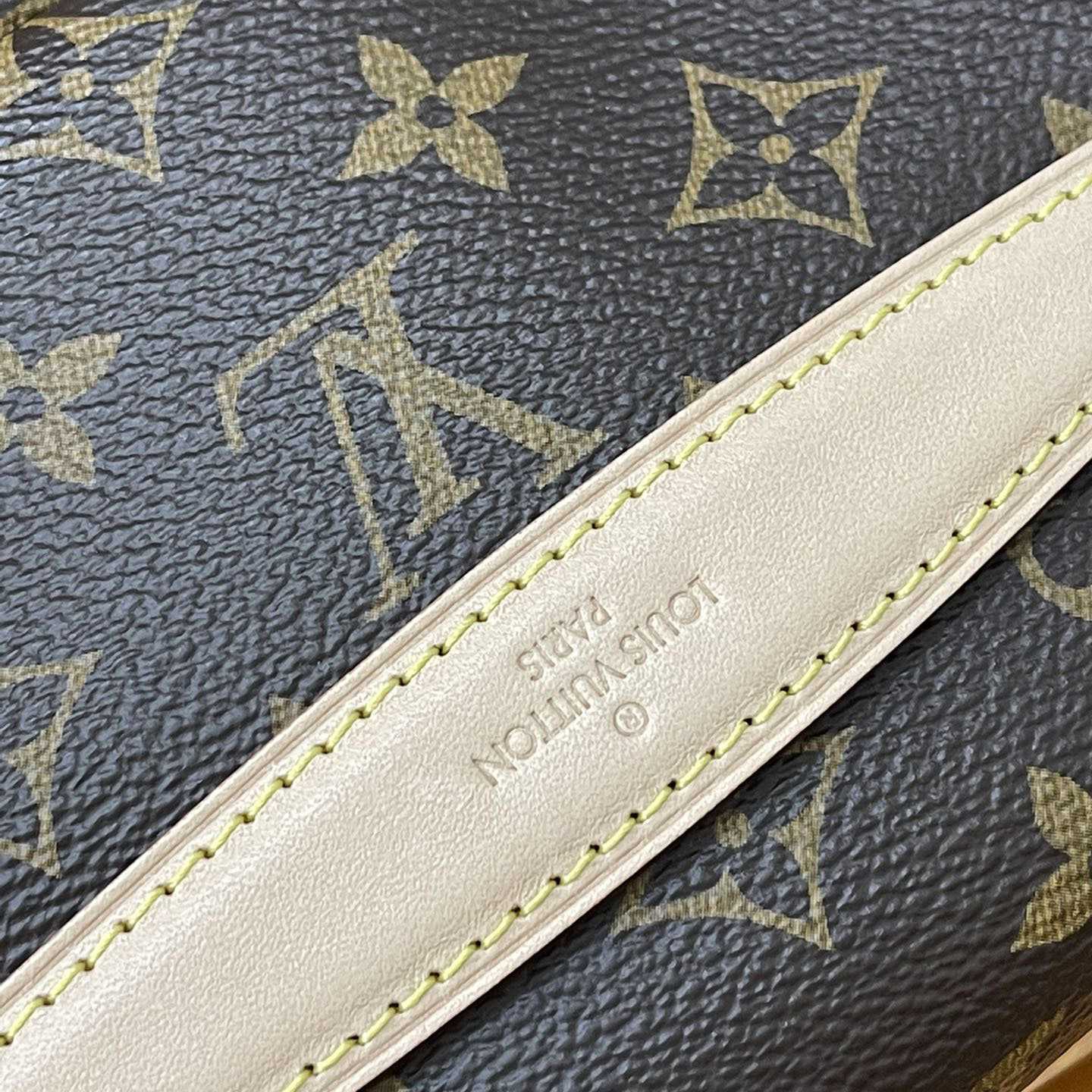 Louis Vuitton Bumbag(37-14-13cm)      M43644 - DopestKickz