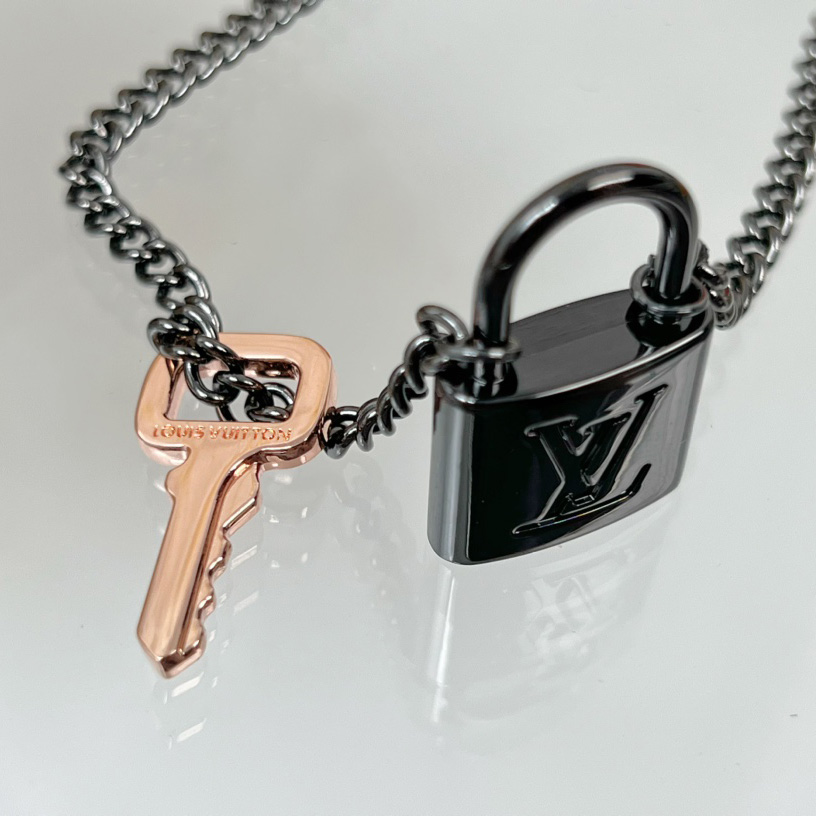 Louis Vuitton LV Padlock Pendant   M01149 - DopestKickz