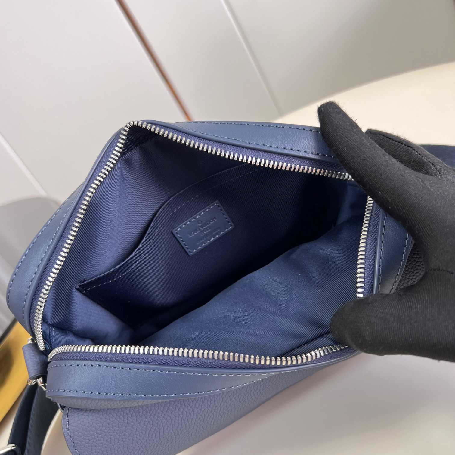 Louis Vuitton Fastline Messenger (23.5x18x7cm)   M22611 - DopestKickz