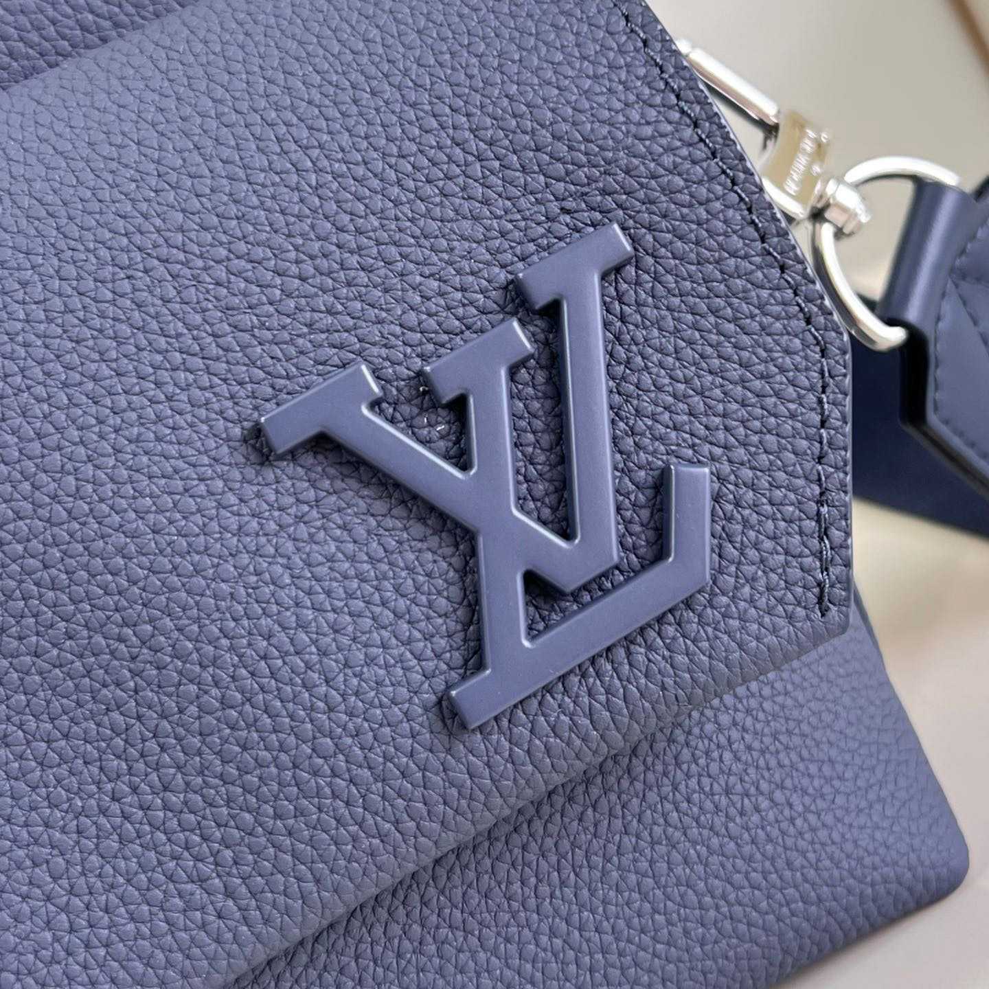 Louis Vuitton Fastline Messenger (23.5x18x7cm)   M22611 - DopestKickz