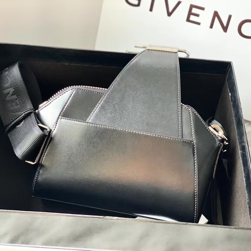 Givenchy Antigona Leather Messenger Bag (25-20-16cm) - DopestKickz