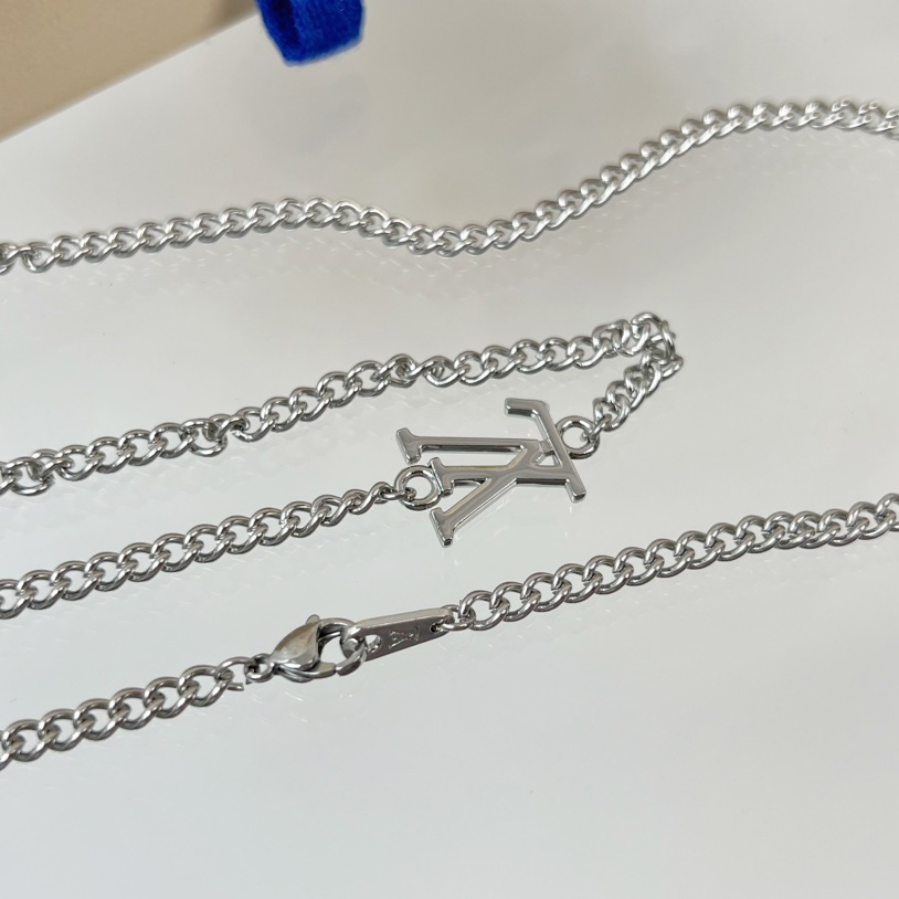Louis Vuitton LV Paperplane Necklace      M01034 - DopestKickz