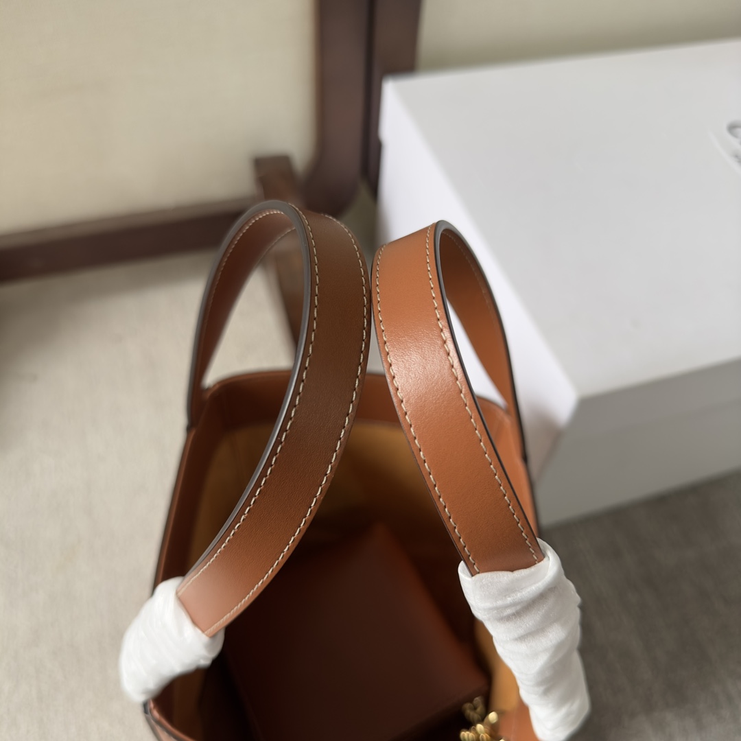 Celine Cube Bag Cuir Triomphe In Shiny Calfskin (15-15-15cm) - DopestKickz