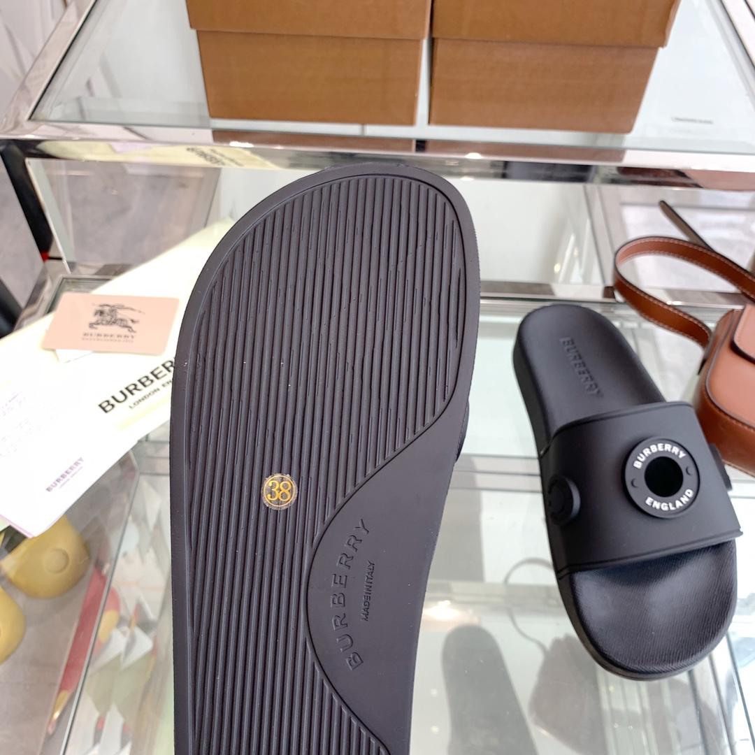 Burberry Eyelet Rubber Slide - DopestKickz