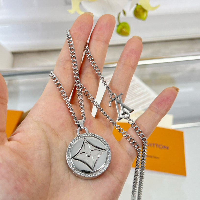 Louis Vuitton LV Twisted Flower Pendant  M00916 - DopestKickz