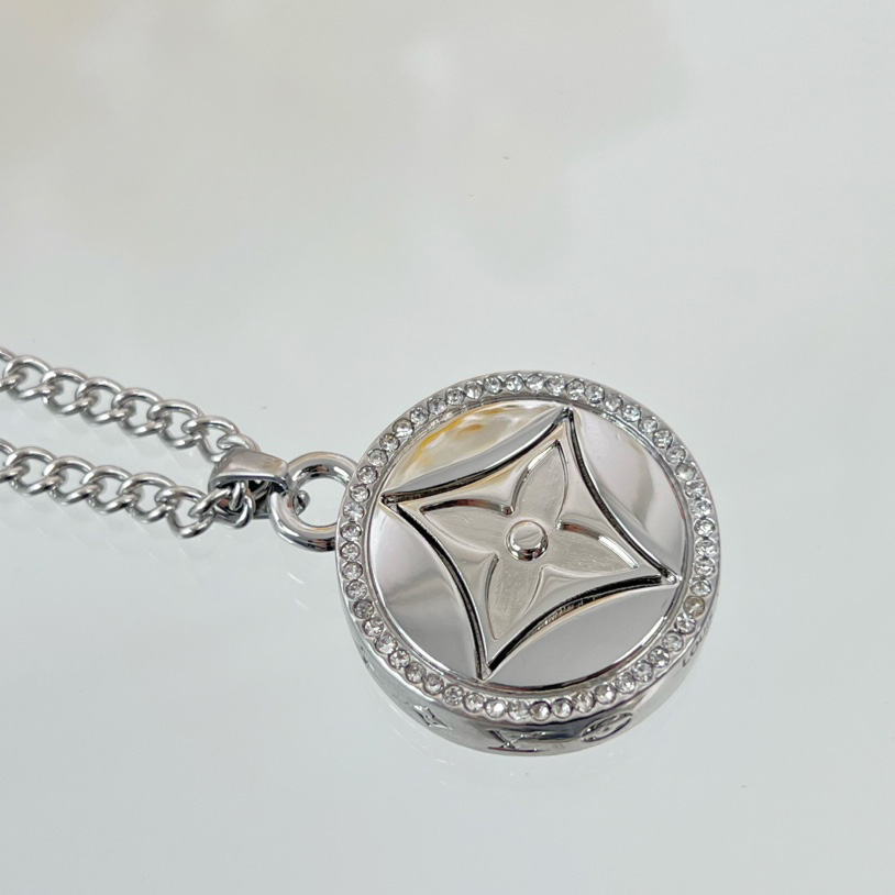 Louis Vuitton LV Twisted Flower Pendant  M00916 - DopestKickz