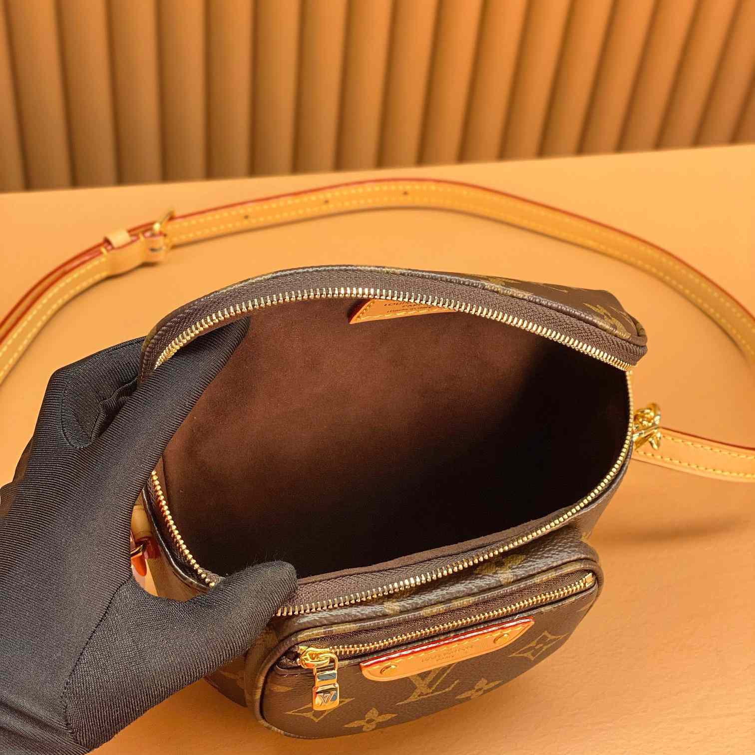 Louis Vuitton Mini Bumbag (17x12x9.5cm)      M82335 - DopestKickz