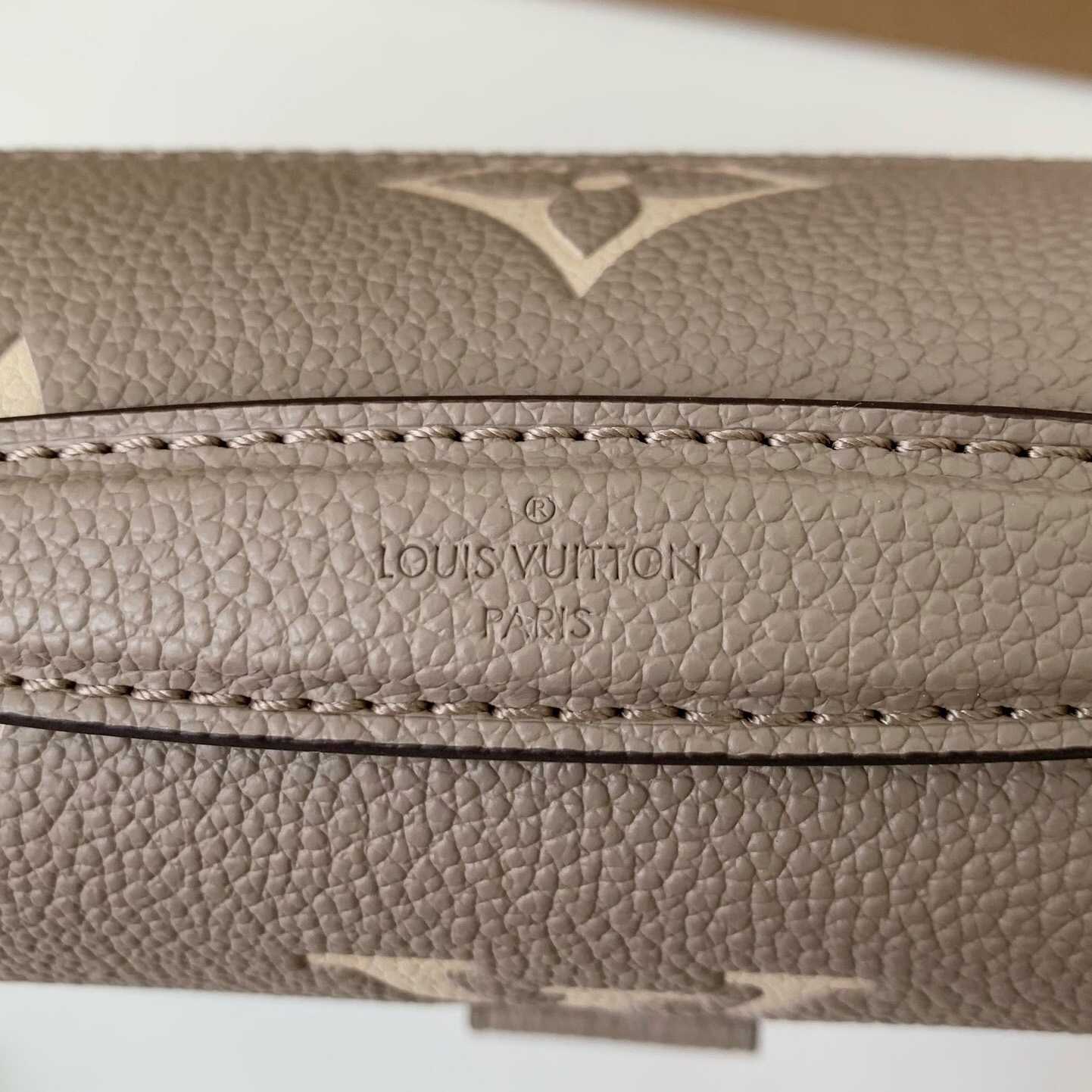 Louis Vuitton  Pochette Metis East West  (21.5 x 13.5 x 6 cm)      M23081 - DopestKickz