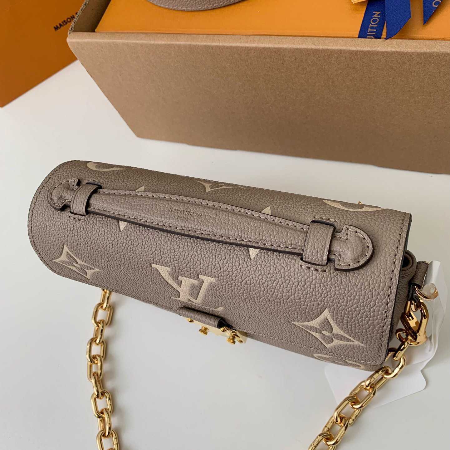 Louis Vuitton  Pochette Metis East West  (21.5 x 13.5 x 6 cm)      M23081 - DopestKickz