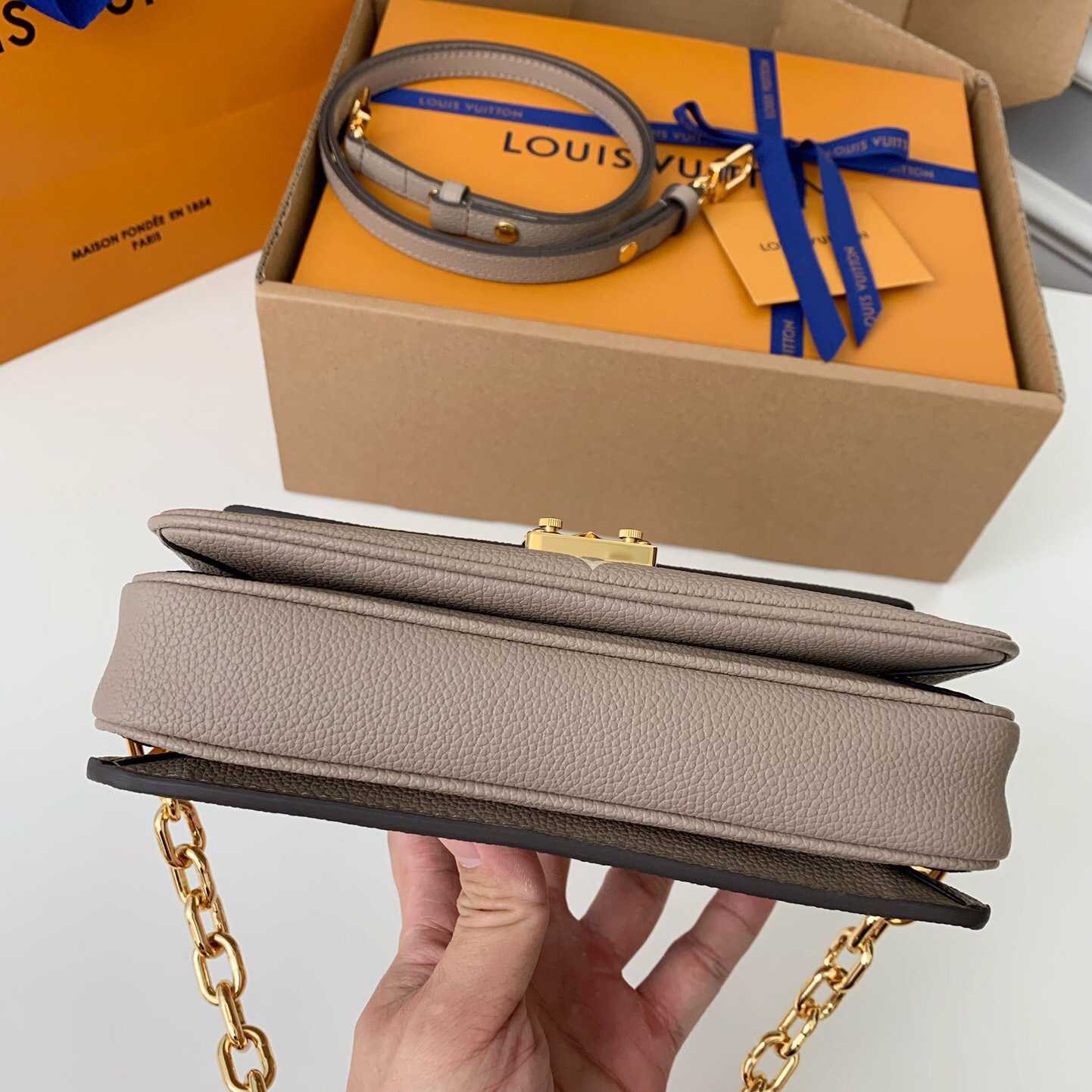 Louis Vuitton  Pochette Metis East West  (21.5 x 13.5 x 6 cm)      M23081 - DopestKickz