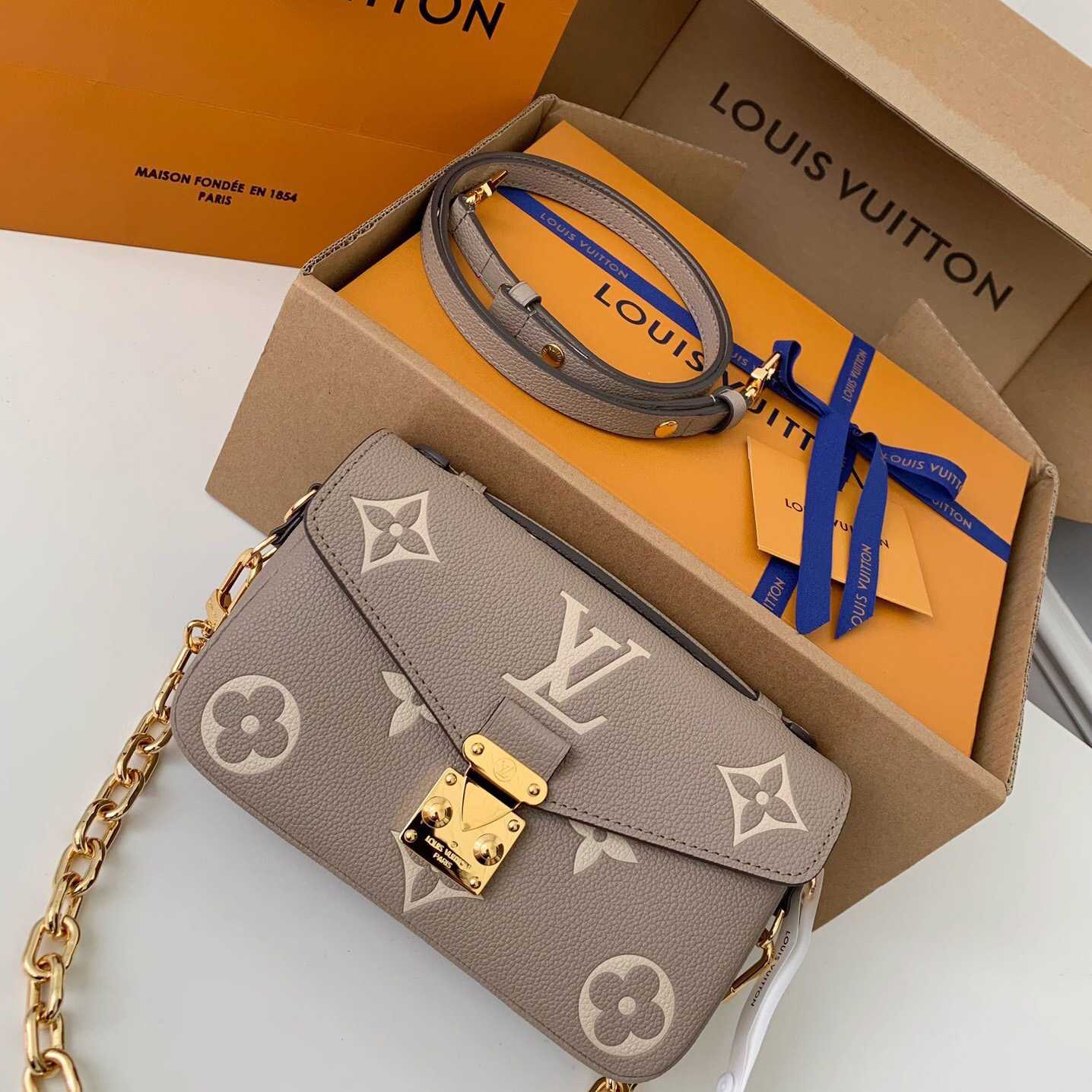 Louis Vuitton  Pochette Metis East West  (21.5 x 13.5 x 6 cm)      M23081 - DopestKickz