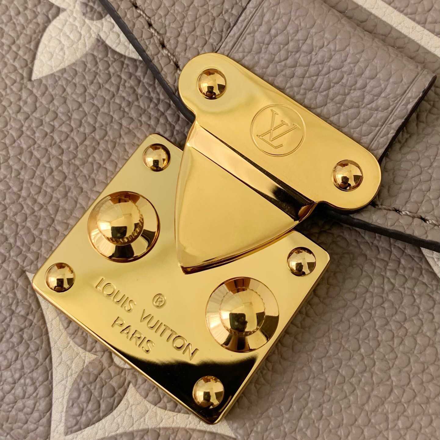 Louis Vuitton  Pochette Metis East West  (21.5 x 13.5 x 6 cm)      M23081 - DopestKickz