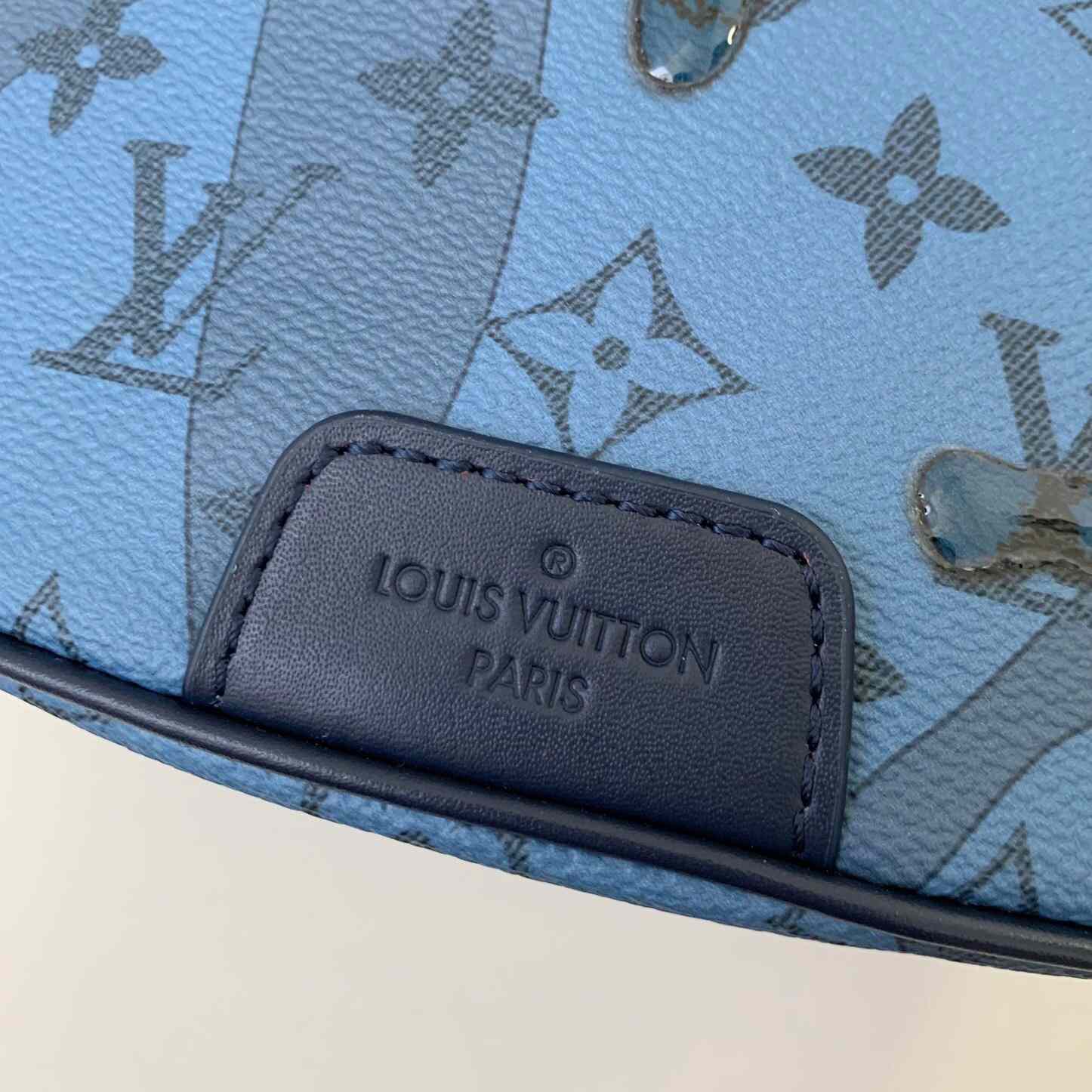 Louis Vuitton Discovery Bumbag  (44*15*9cm)   M22576 - DopestKickz