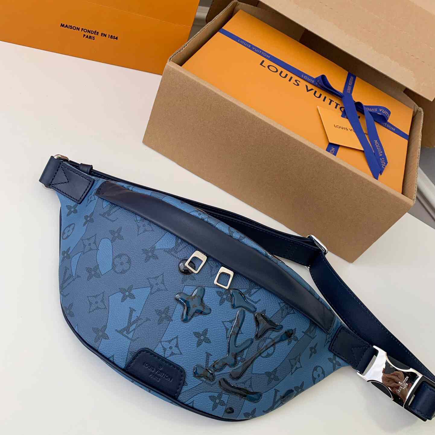Louis Vuitton Discovery Bumbag  (44*15*9cm)   M22576 - DopestKickz