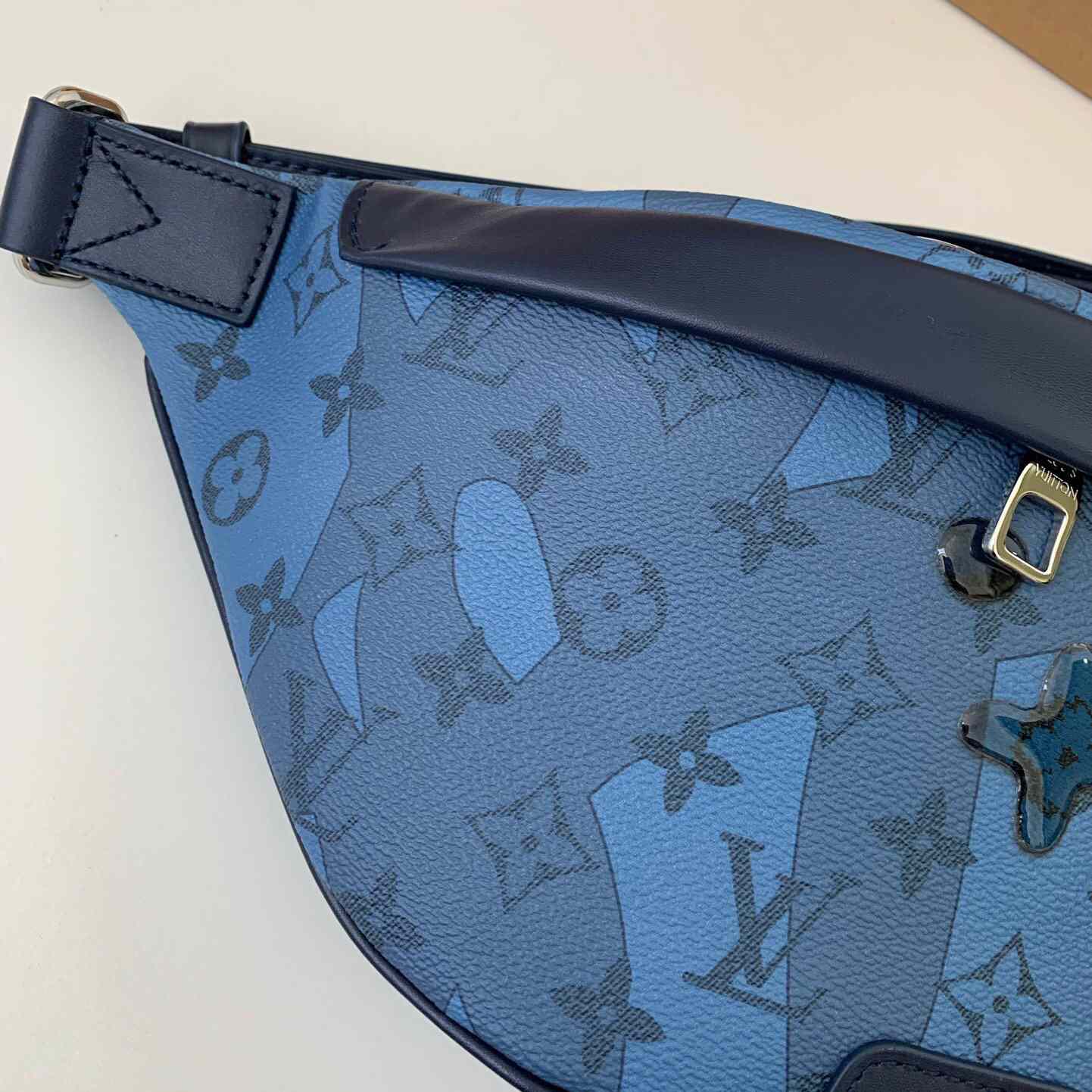 Louis Vuitton Discovery Bumbag  (44*15*9cm)   M22576 - DopestKickz