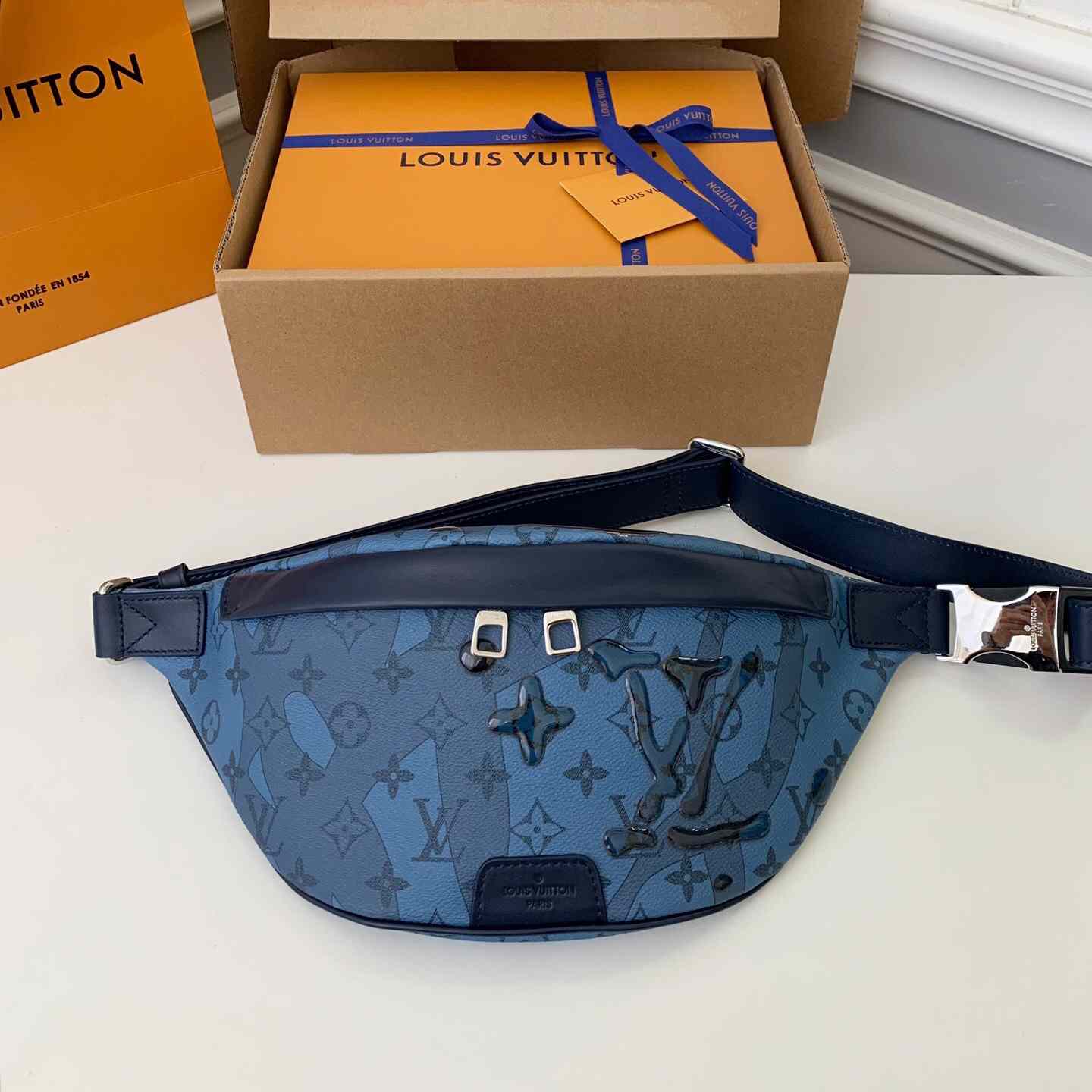 Louis Vuitton Discovery Bumbag  (44*15*9cm)   M22576 - DopestKickz