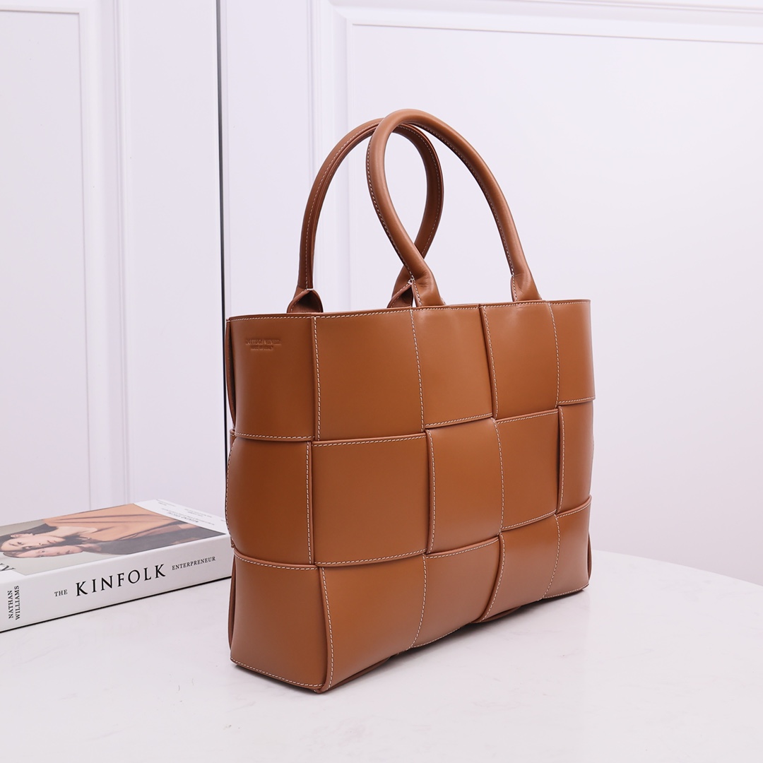 Bottega Veneta Medium Arco Tote Bag - DopestKickz