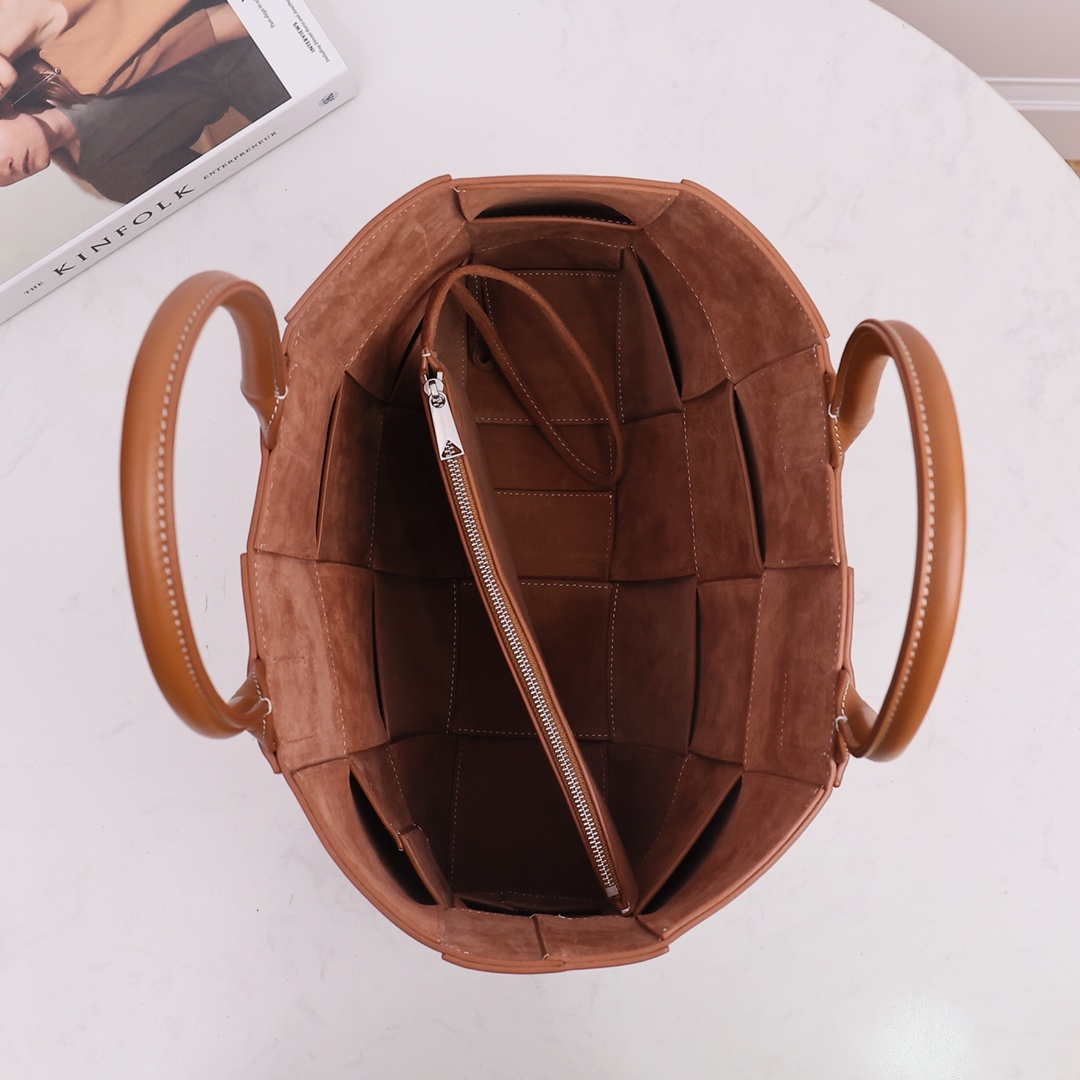 Bottega Veneta Medium Arco Tote Bag - DopestKickz