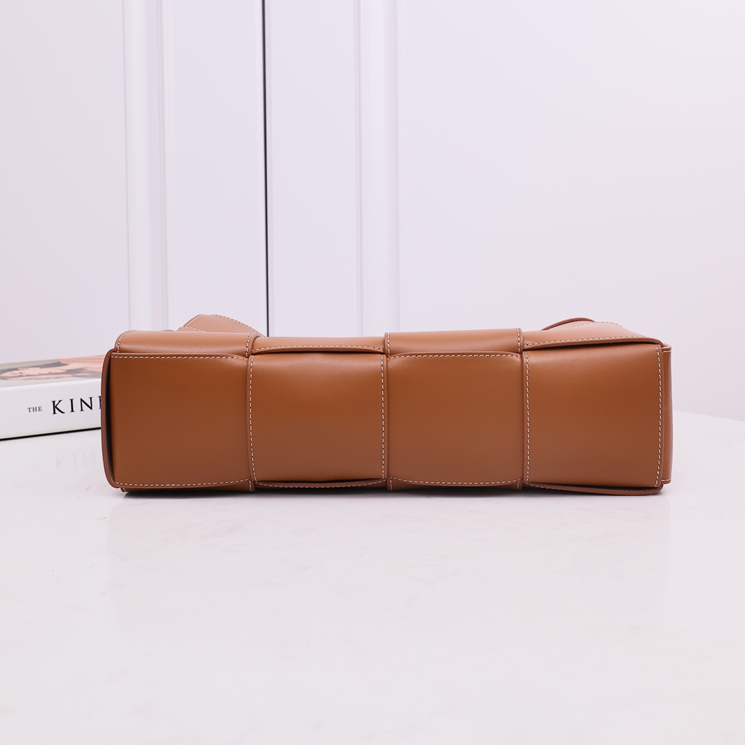 Bottega Veneta Medium Arco Tote Bag - DopestKickz