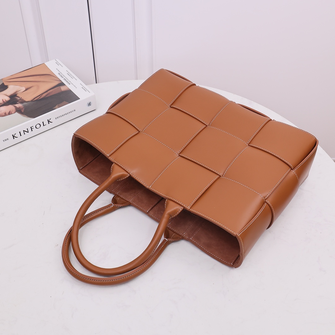 Bottega Veneta Medium Arco Tote Bag - DopestKickz