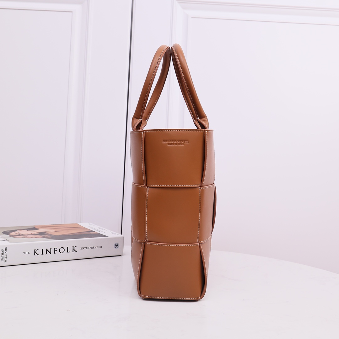 Bottega Veneta Medium Arco Tote Bag - DopestKickz