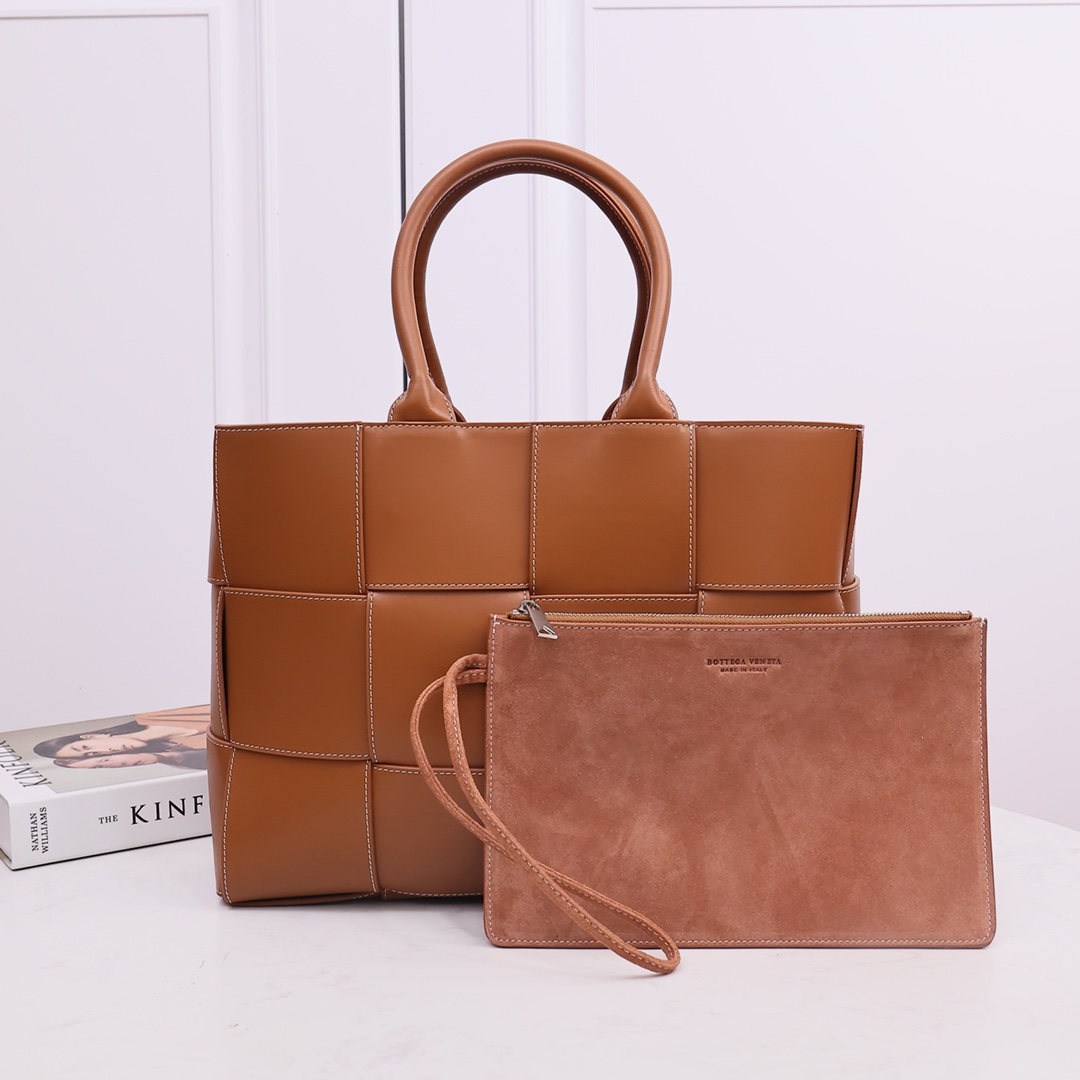 Bottega Veneta Medium Arco Tote Bag - DopestKickz