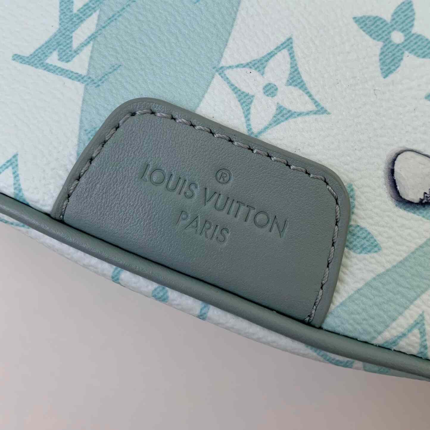 Louis Vuitton Discovery Bumbag  (44*15*9cm)   M22765 - DopestKickz