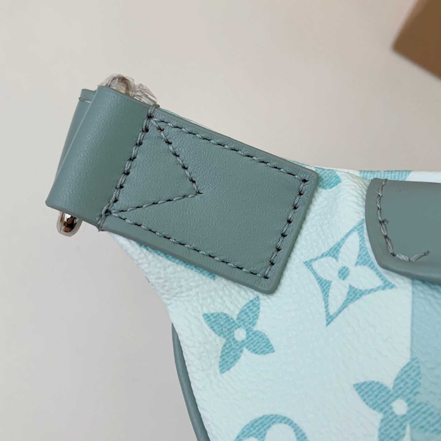 Louis Vuitton Discovery Bumbag  (44*15*9cm)   M22765 - DopestKickz