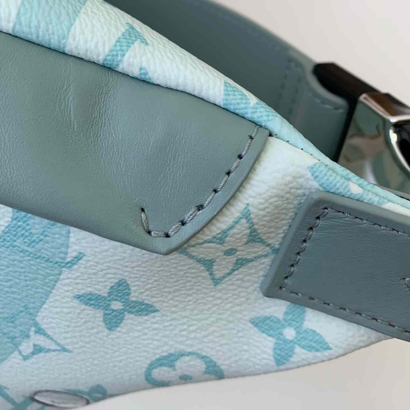 Louis Vuitton Discovery Bumbag  (44*15*9cm)   M22765 - DopestKickz