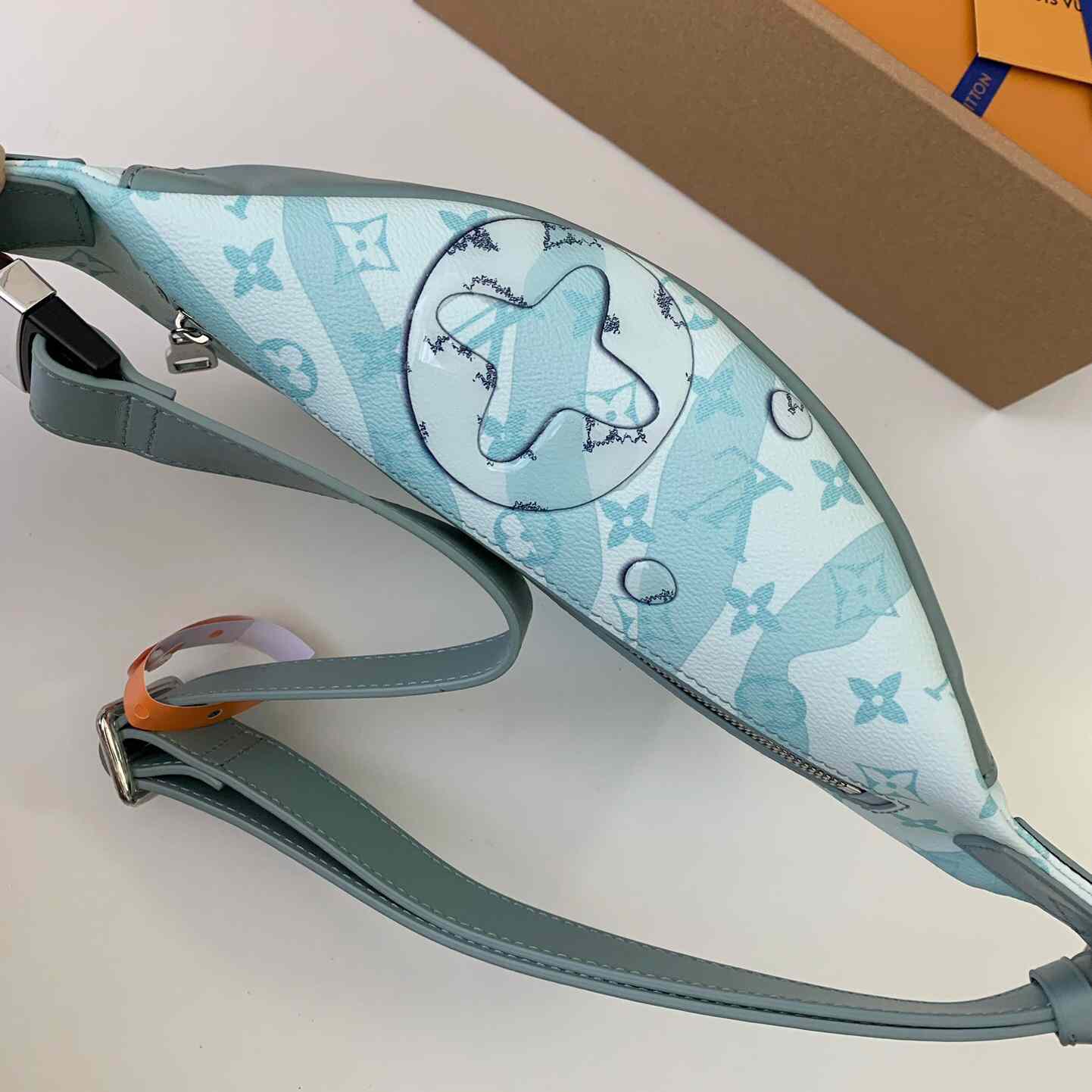 Louis Vuitton Discovery Bumbag  (44*15*9cm)   M22765 - DopestKickz