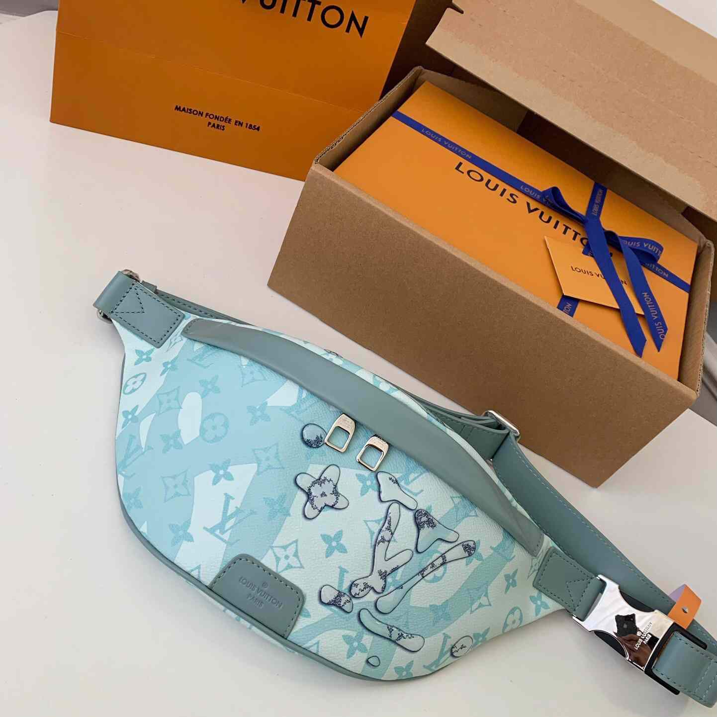 Louis Vuitton Discovery Bumbag  (44*15*9cm)   M22765 - DopestKickz