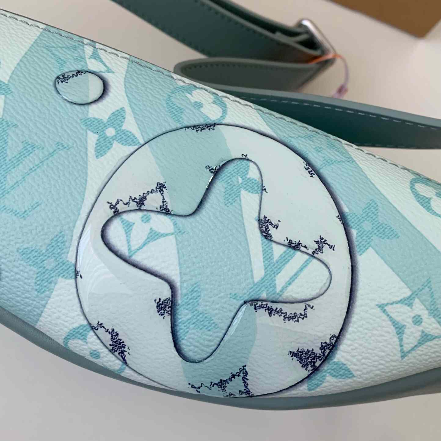 Louis Vuitton Discovery Bumbag  (44*15*9cm)   M22765 - DopestKickz