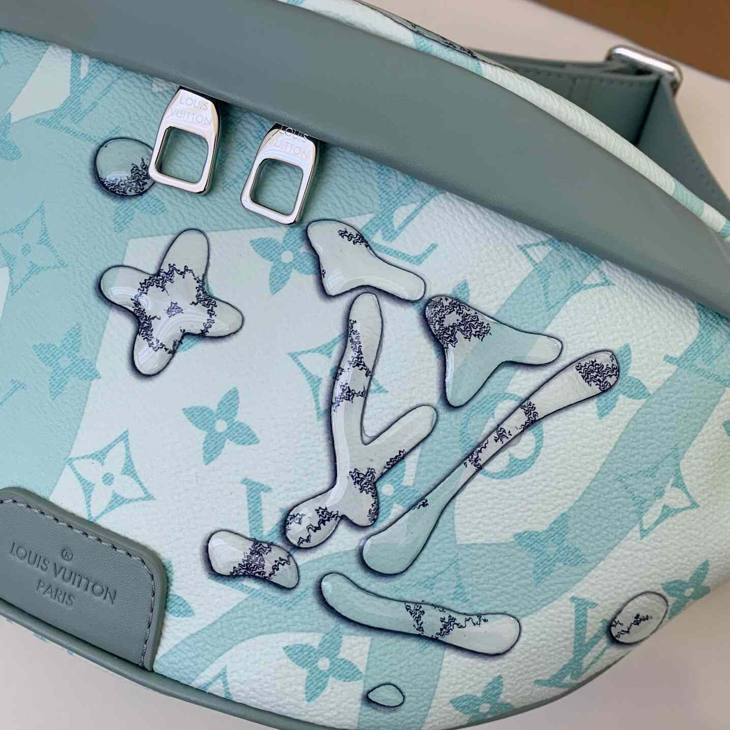 Louis Vuitton Discovery Bumbag  (44*15*9cm)   M22765 - DopestKickz