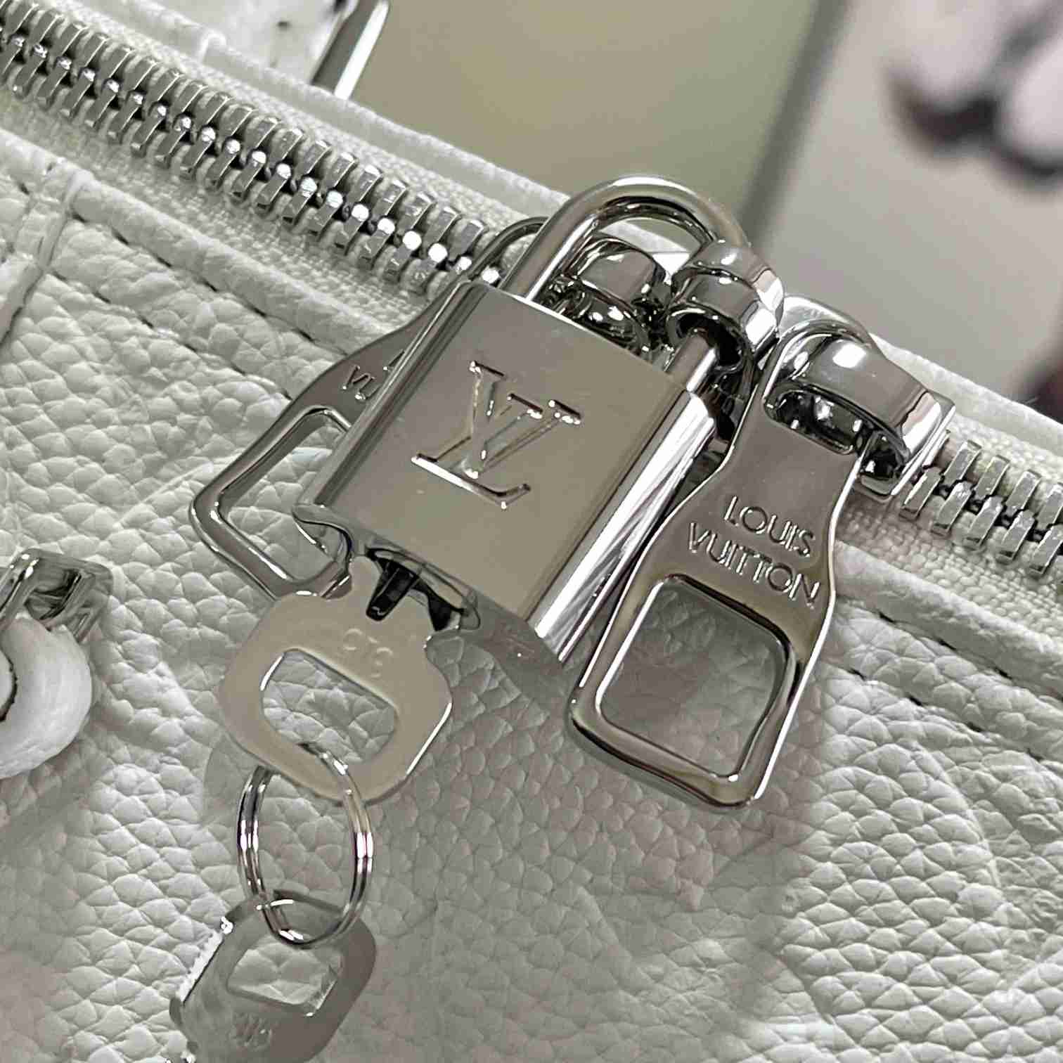 Louis Vuitton LV x YK Bandoulière Keepall 50    M21678 - DopestKickz