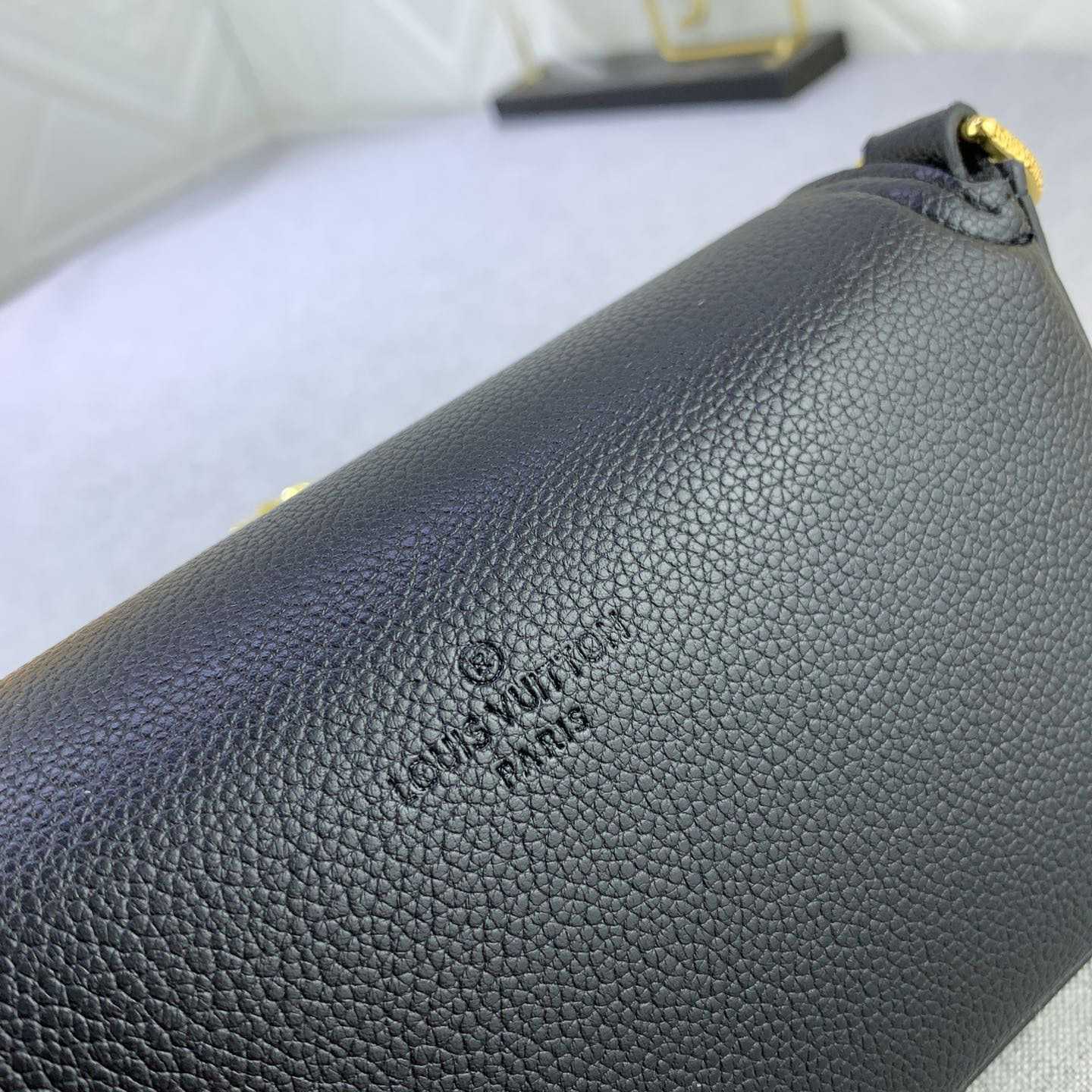 Louis Vuitton Lockme Tender Pochette (18-9-4cm)    M81560 - DopestKickz