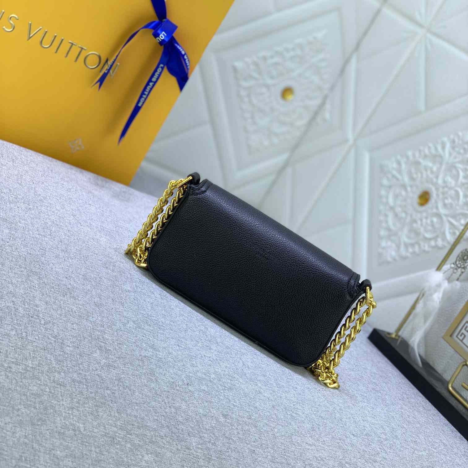Louis Vuitton Lockme Tender Pochette (18-9-4cm)    M81560 - DopestKickz
