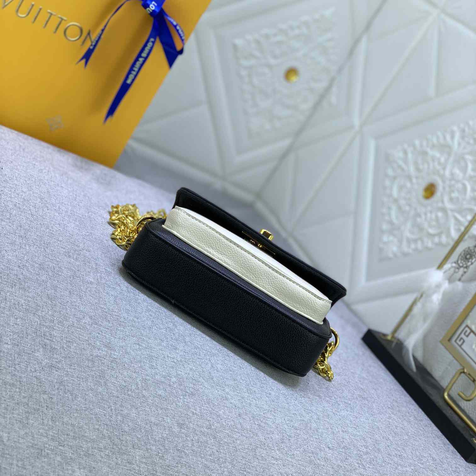 Louis Vuitton Lockme Tender Pochette (18-9-4cm)    M81560 - DopestKickz