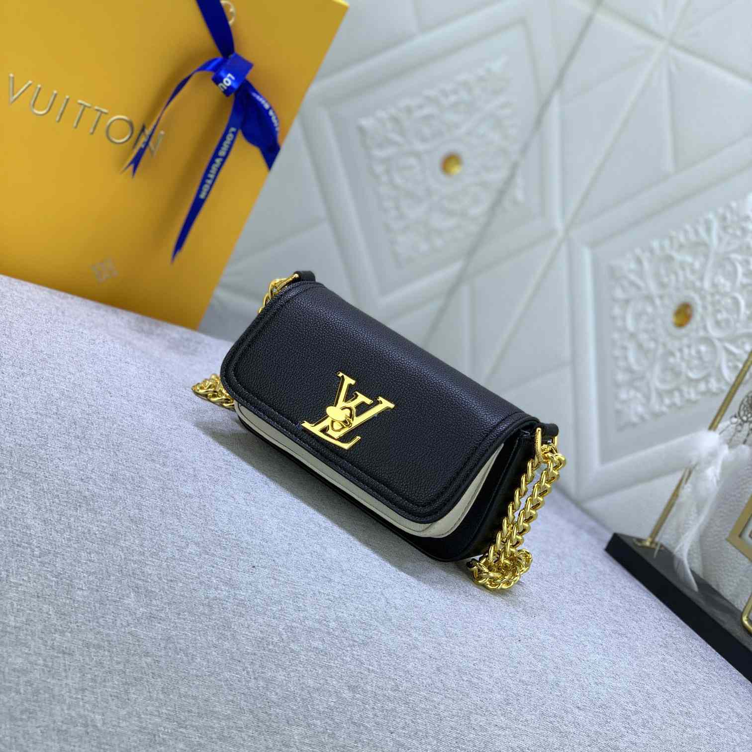 Louis Vuitton Lockme Tender Pochette (18-9-4cm)    M81560 - DopestKickz