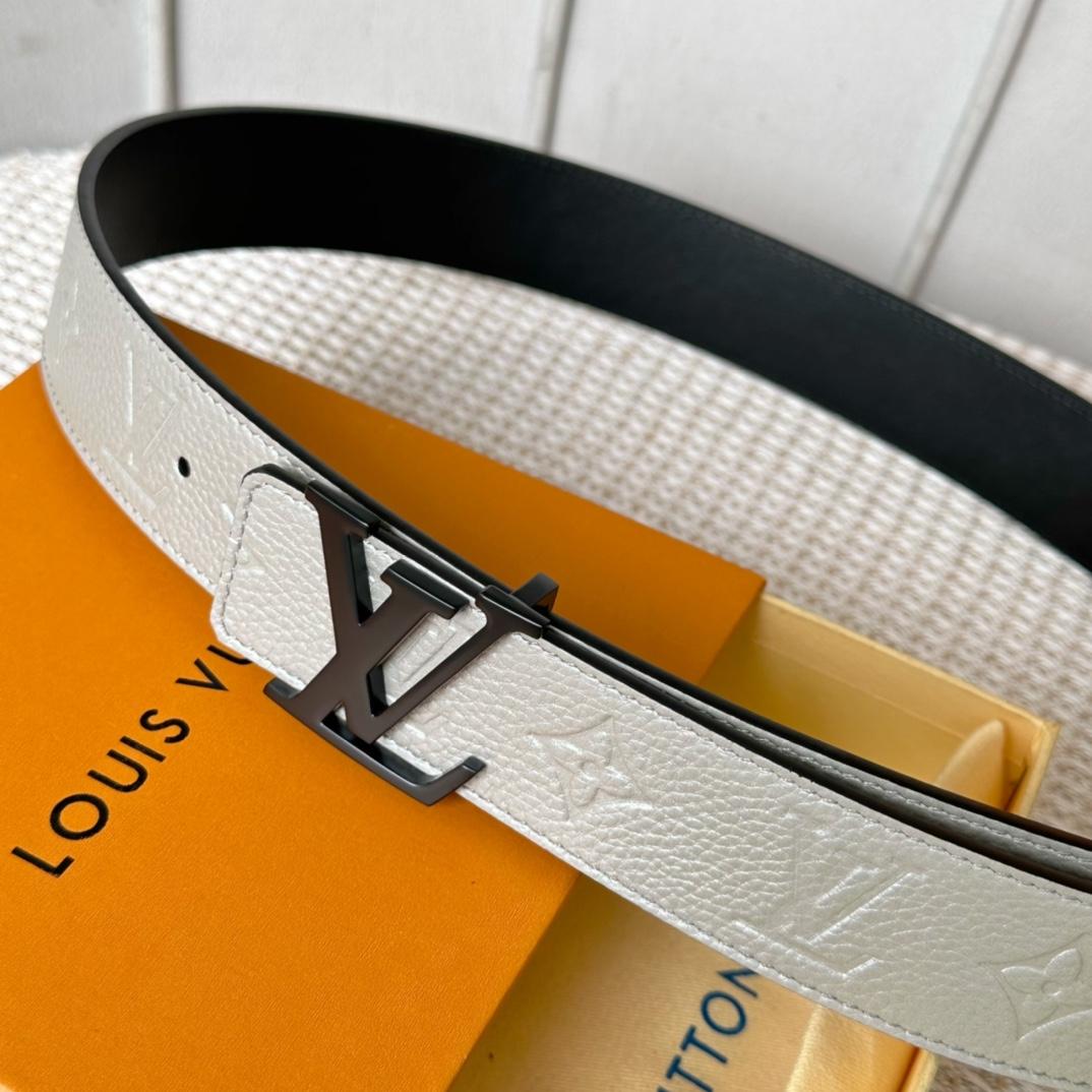 Louis Vuitton LV Initials 40mm Reversible Belt   M8261V - DopestKickz