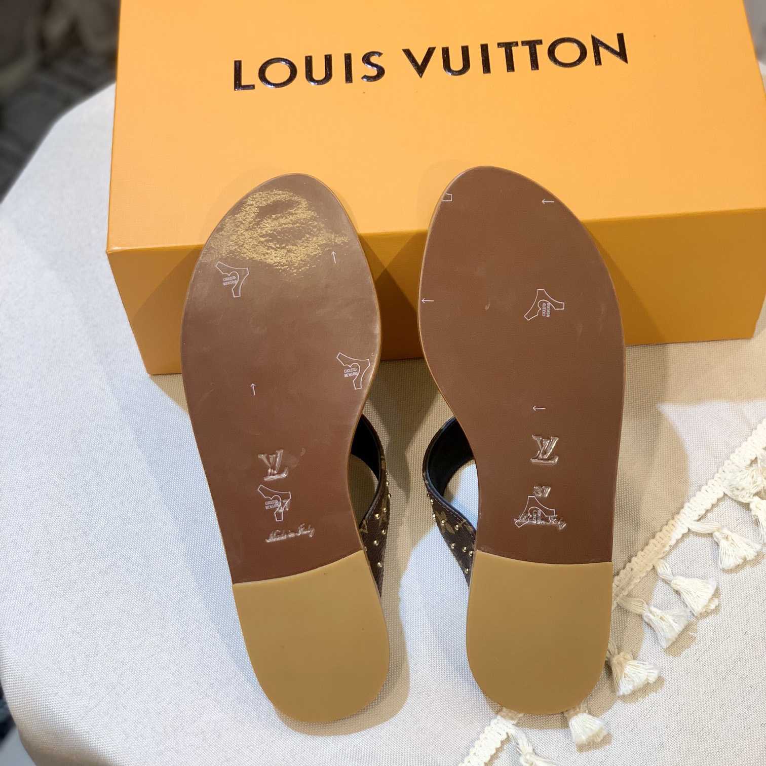 Louis Vuitton Sunny Flat Thong   1AB37T - DopestKickz