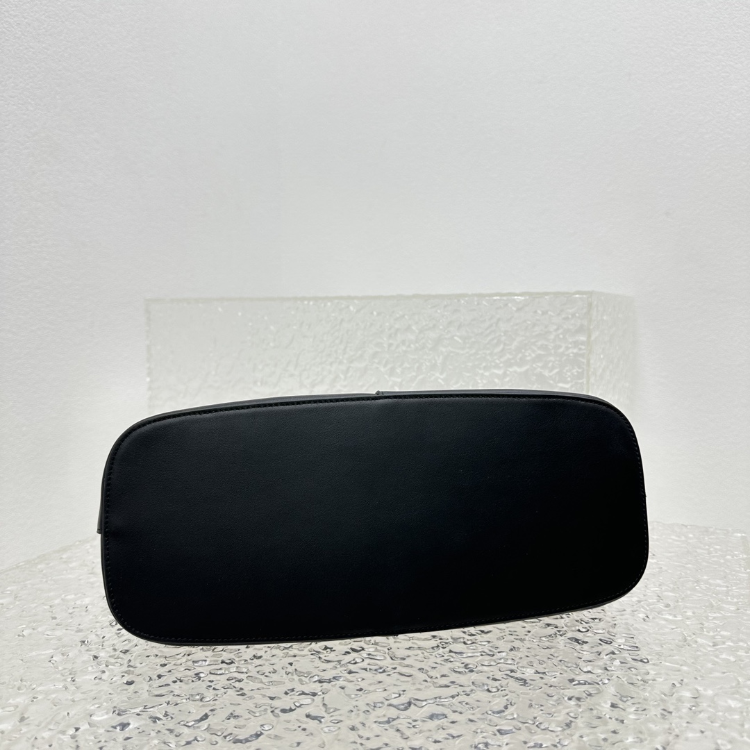 The Row Camdem Bag  ( 32x23x14cm) - DopestKickz