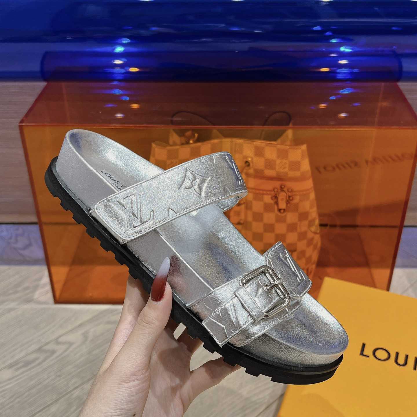 Louis Vuitton Bom Dia Flat Comfort Mules     1AB3OG - DopestKickz