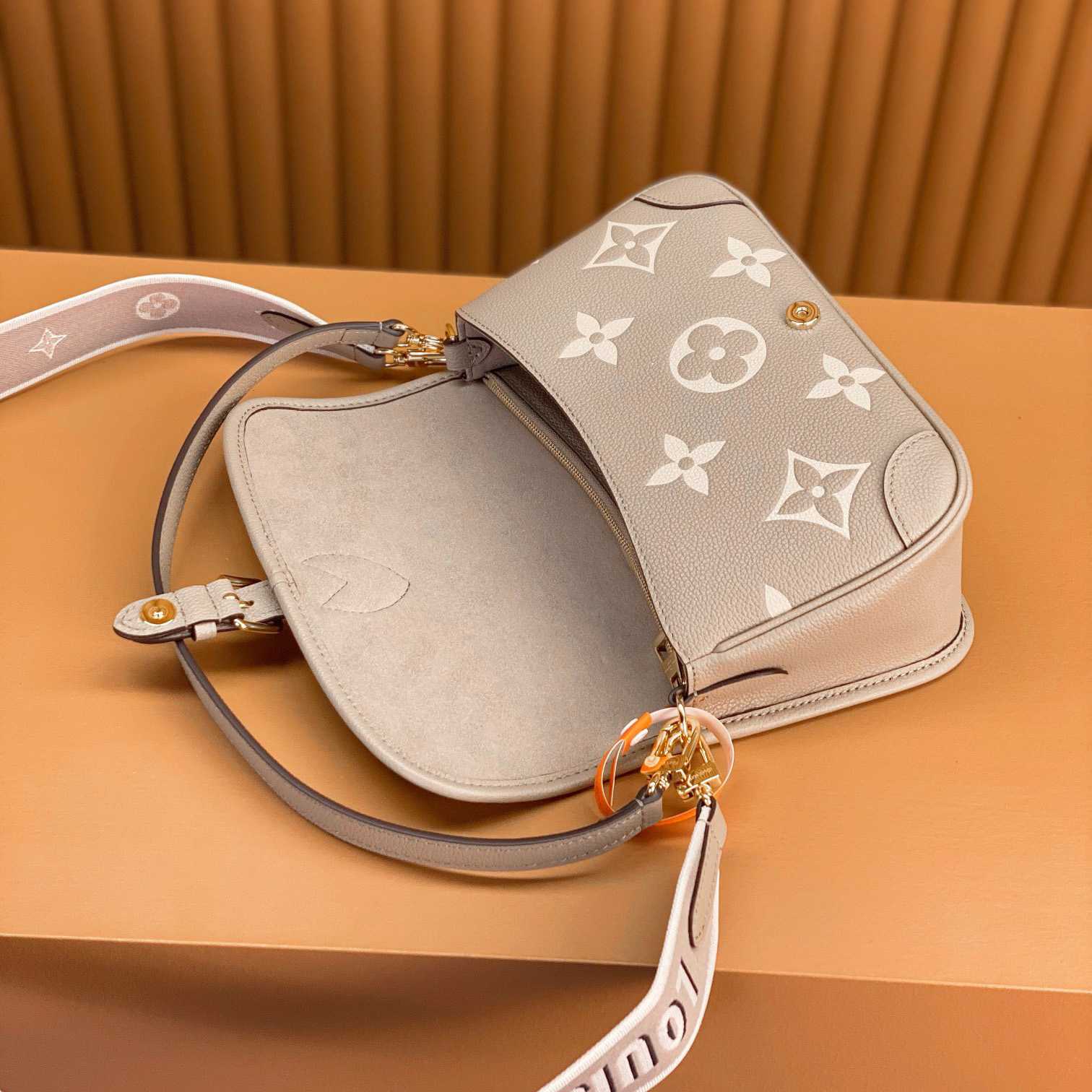 Louis Vuitton Diane (23 x 16 x 8.5cm)  M46583 - DopestKickz