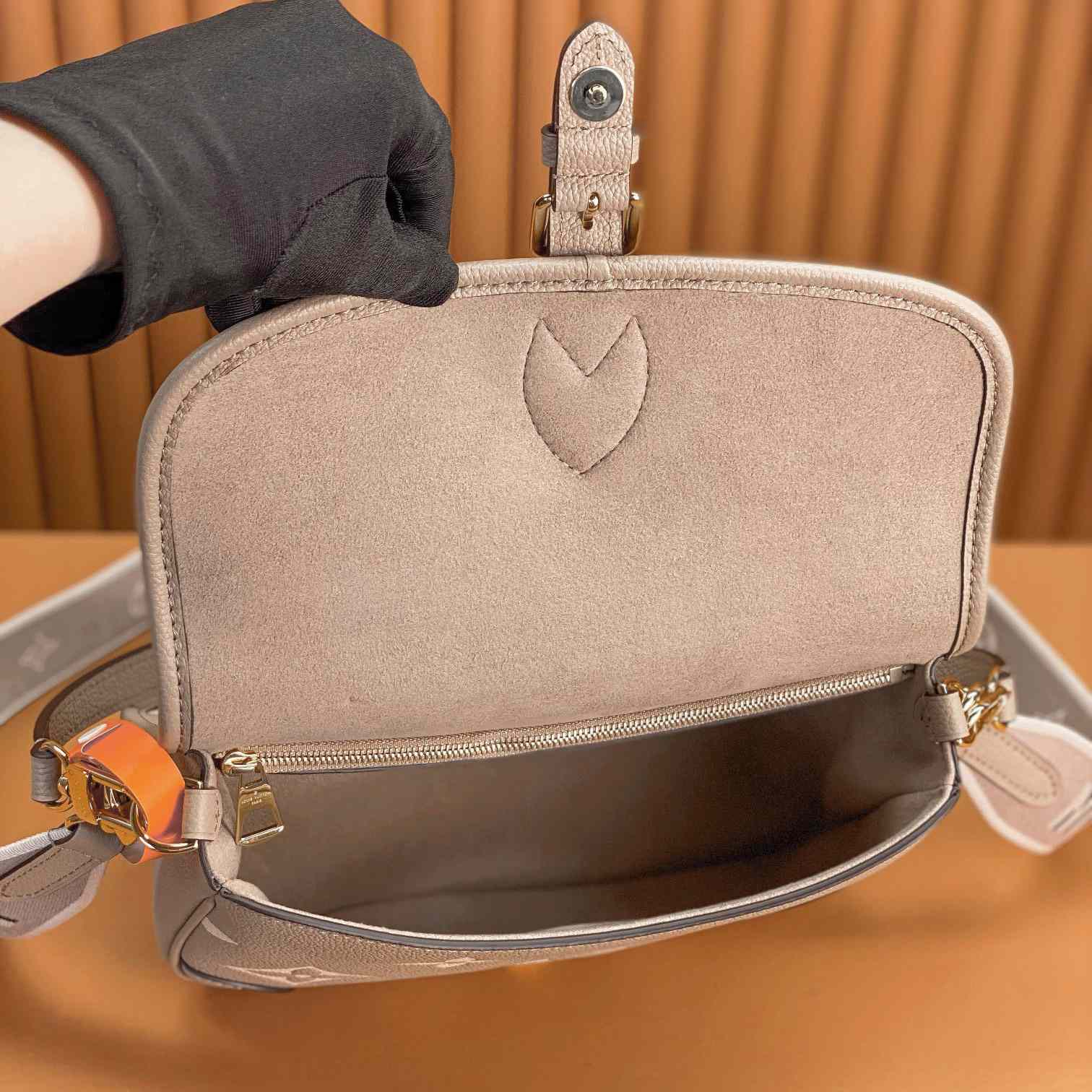 Louis Vuitton Diane (23 x 16 x 8.5cm)  M46583 - DopestKickz