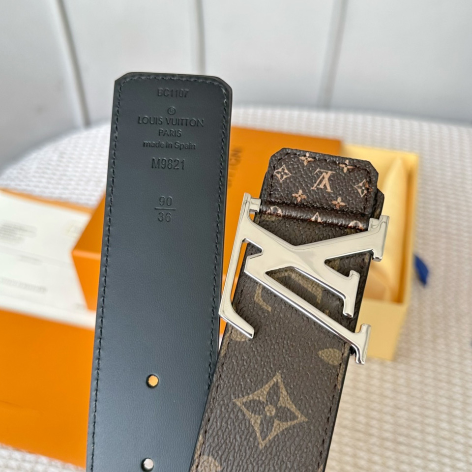 Louis Vuitton LV Tag 40MM Reversible Belt     M0686Q - DopestKickz