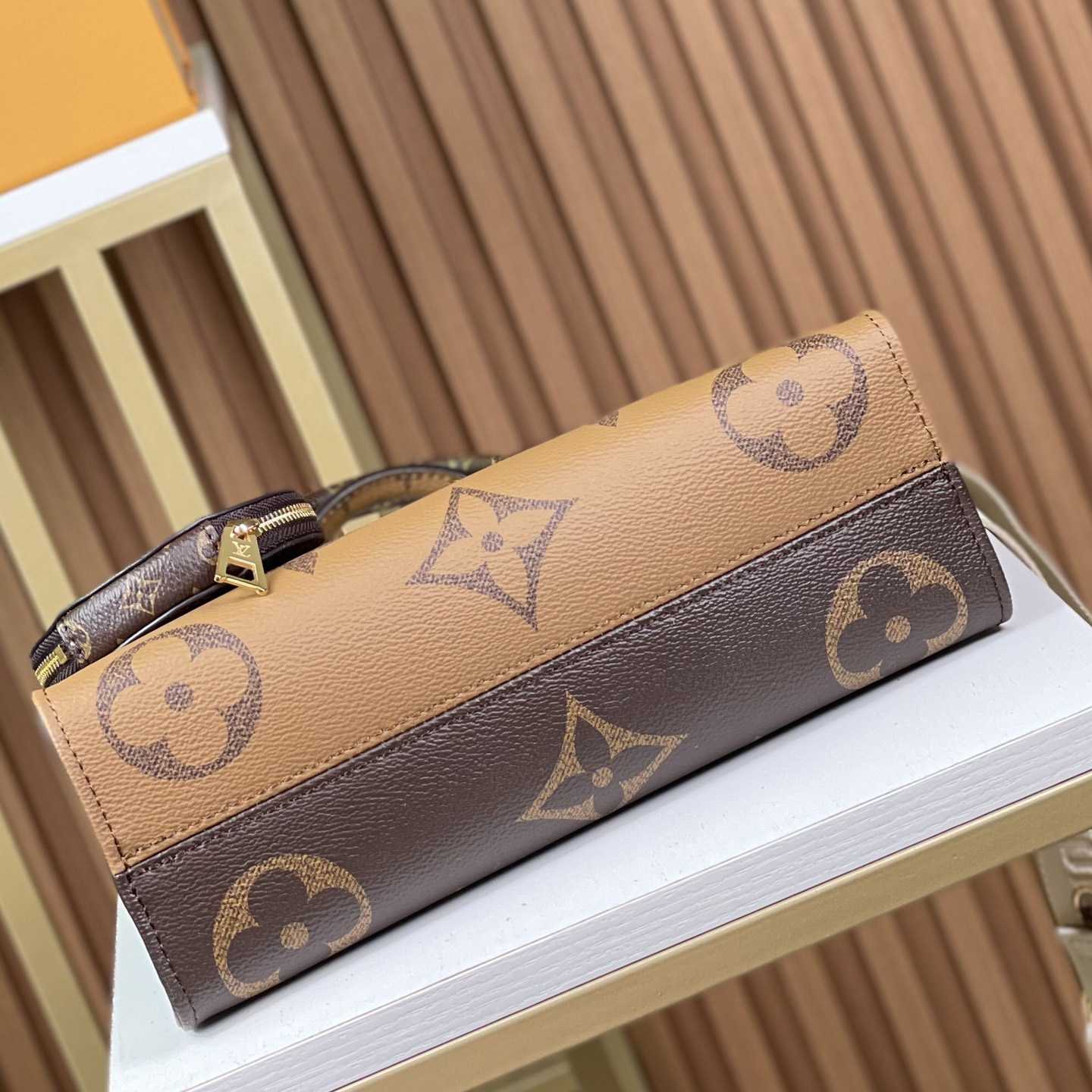 Louis Vuitton OnTheGo East West    M46653 - DopestKickz