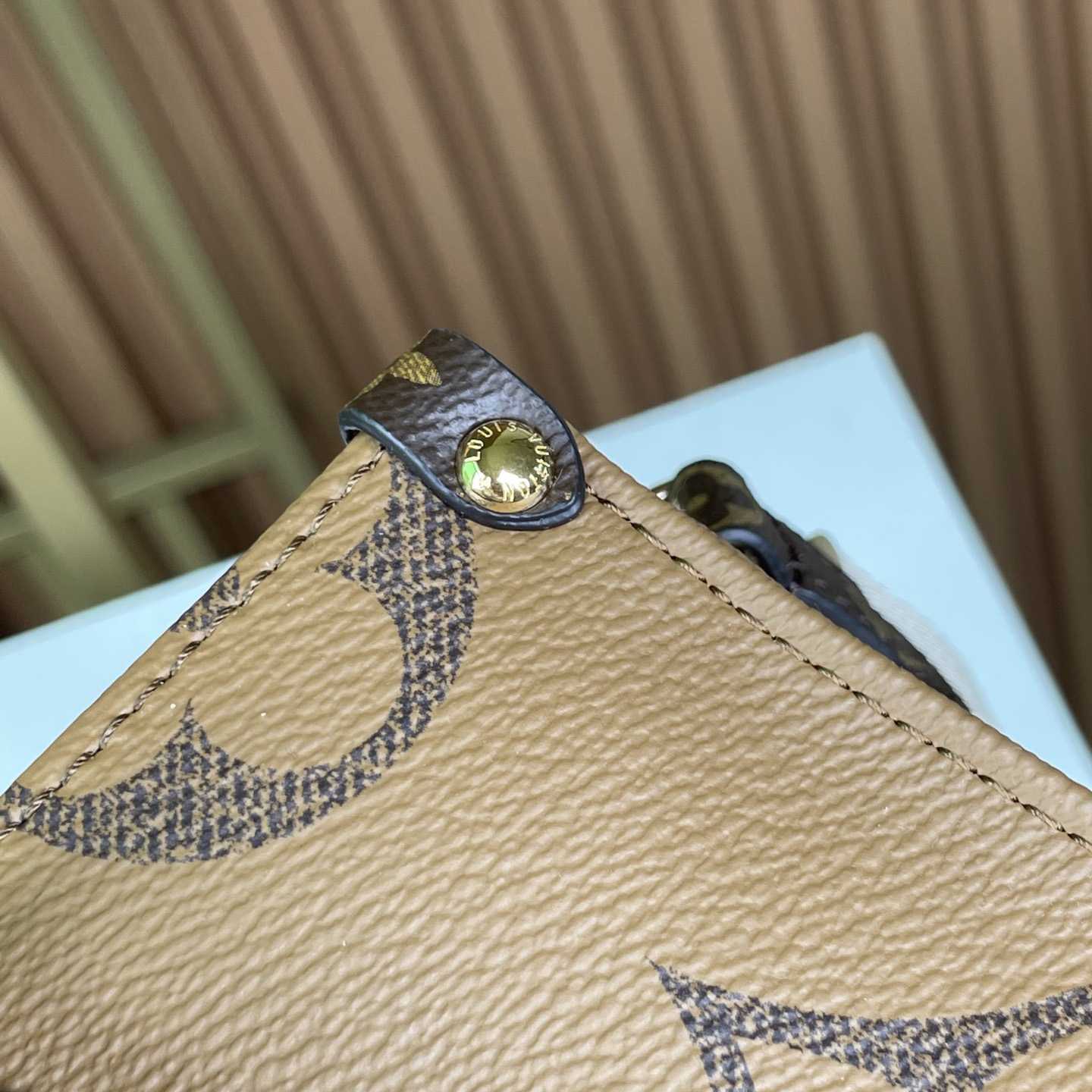 Louis Vuitton OnTheGo East West    M46653 - DopestKickz