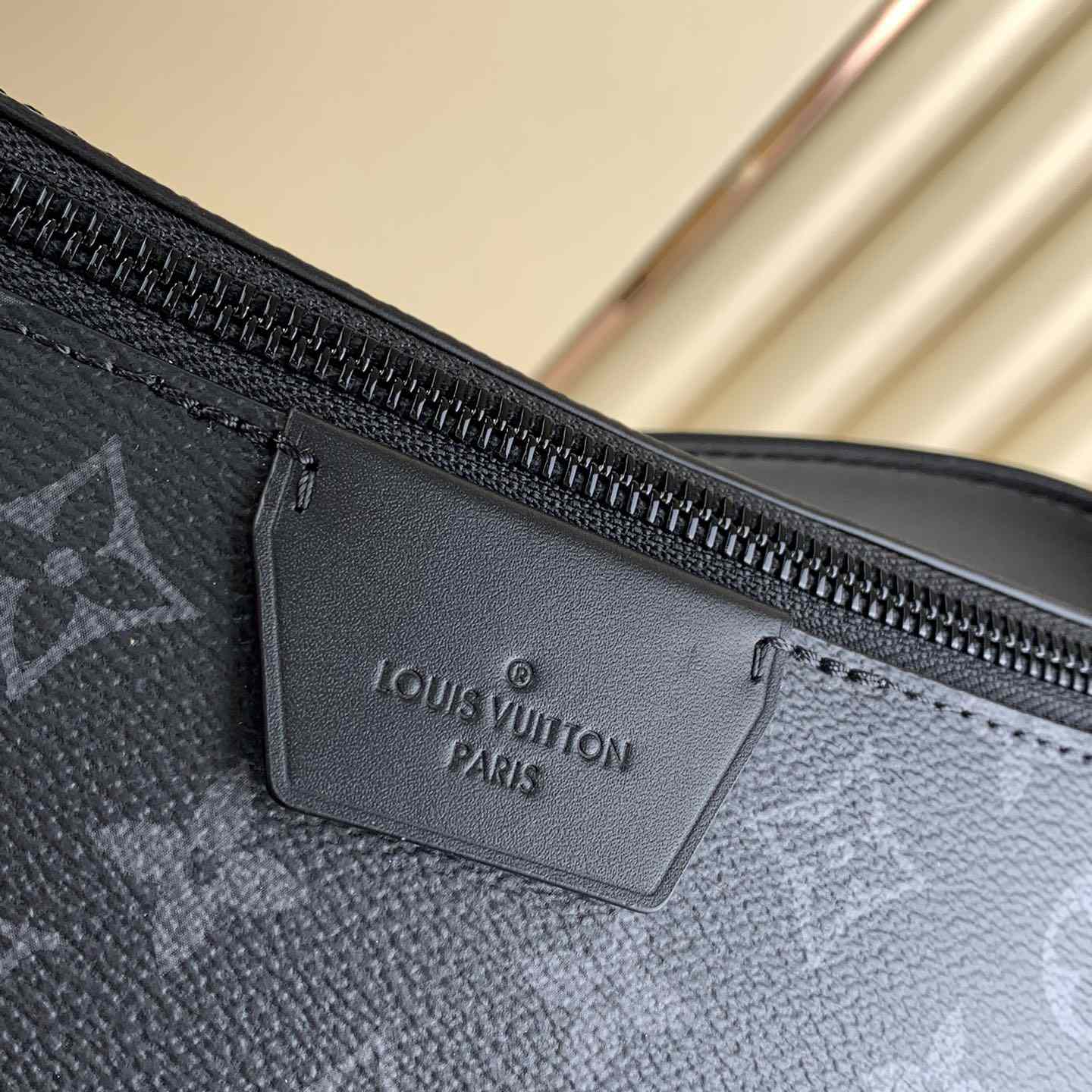 Louis Vuitton LV Moon Crossbody (24.5 x 16 x4.5cm)  M23835 - DopestKickz